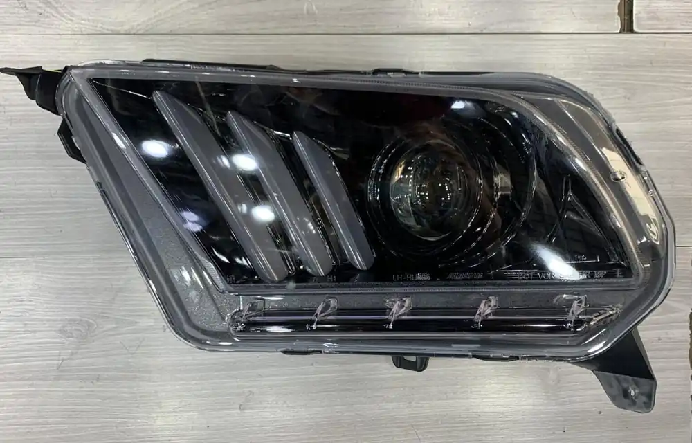 Doar azi | Ford Mustang 2015-2023 Set Faruri Fata (2 buc, 2010-2015)